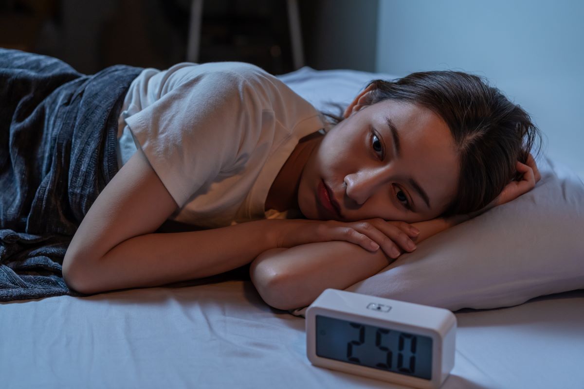 Giovane donna con evidenti problemi di insonnia