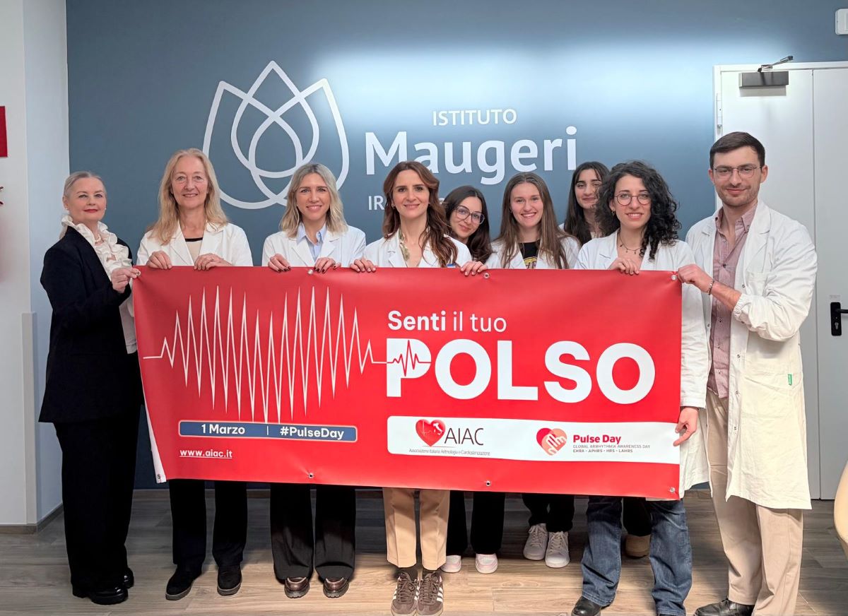 Gruppo di medici che posano con il cartellone del PULSE DAY