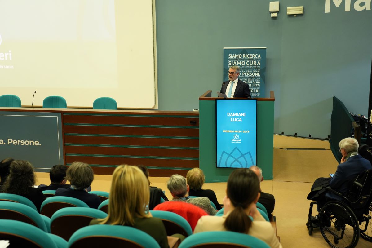 Damiani Luca che interviene durante la Giornata della Ricerca presso il Centro Congressi Maugeri