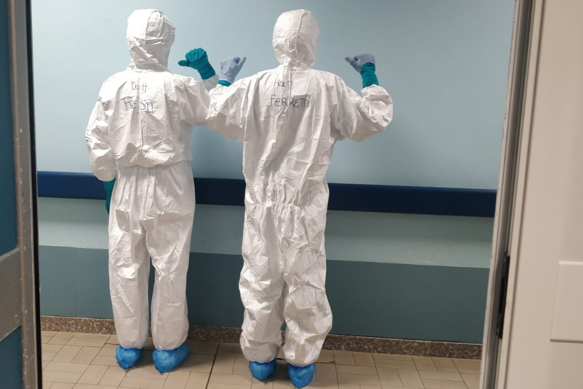 Due medici in tuta protettiva biologica