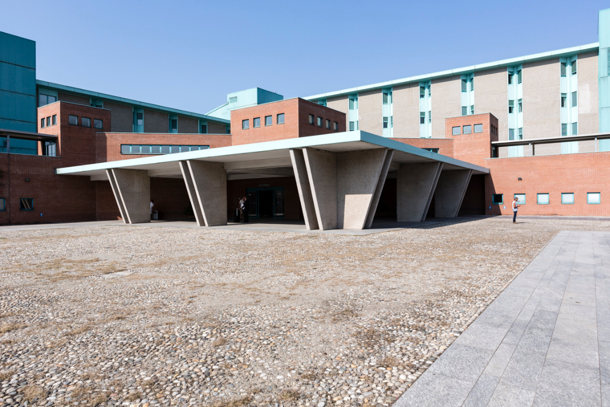 Esterno dell'edificio IRCCS Maugeri di Pavia (edificio moderno di colore mattone e azzurro con caratteristici pilastri inclinati)
