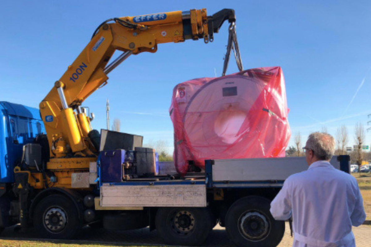 Trasporto del nuovo macchinario per la risonanza magnetica