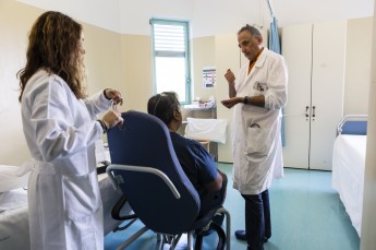 Francesco Fanfulla spiega a un paziente la polisonnografia