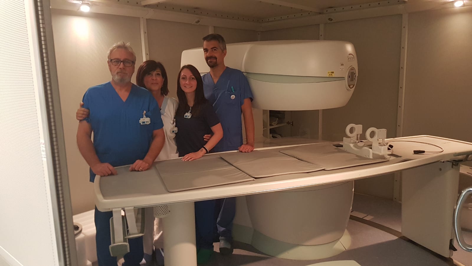 Matteo Precerutti, responsabile del Servizio, con lo staff della radiologia