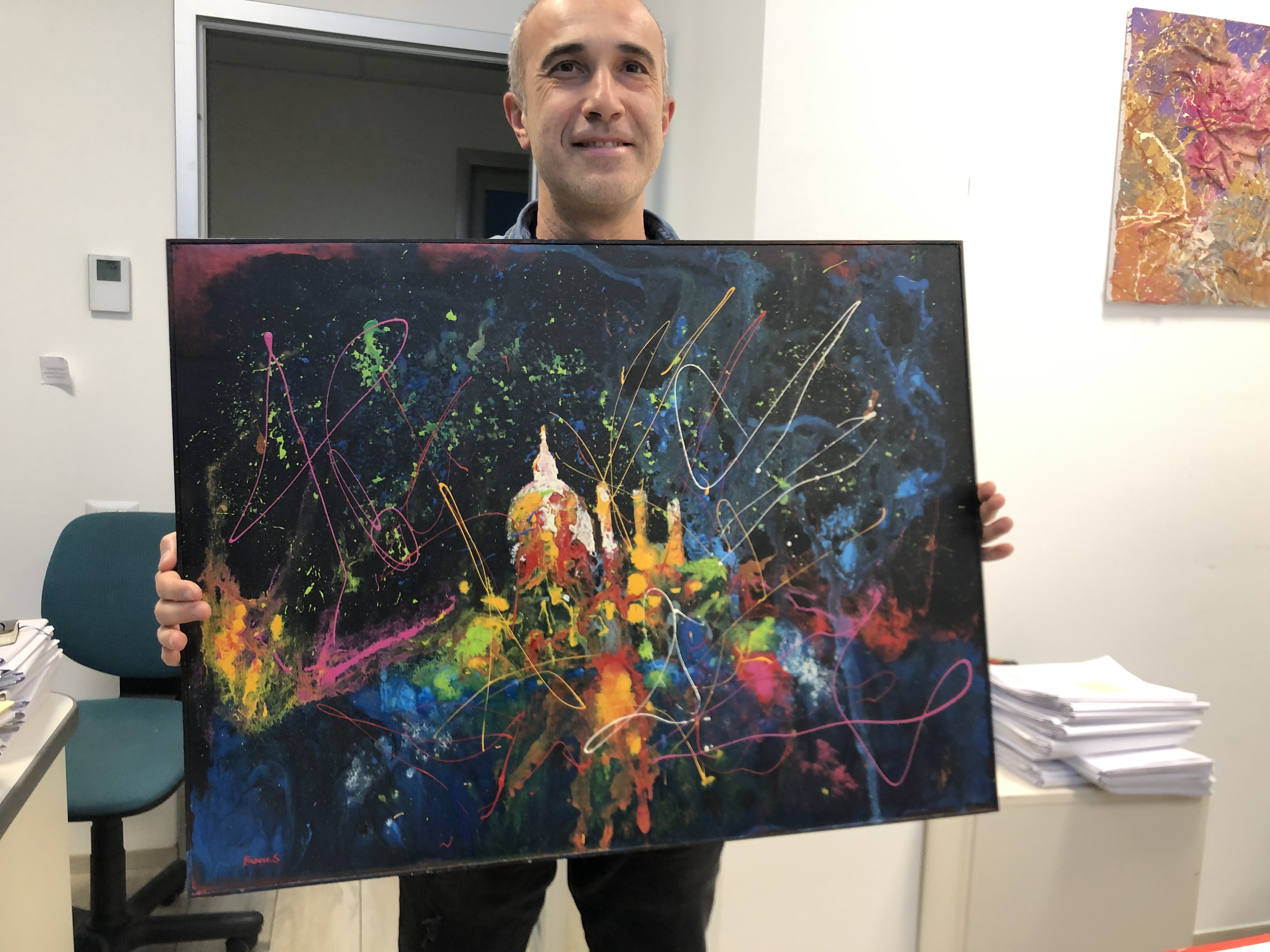 Stefano Brocca mostra una delle sue opere